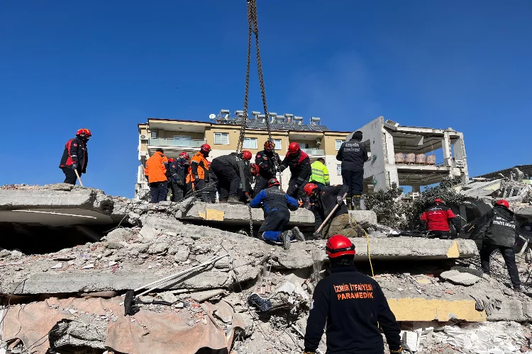 İzmir Büyükşehir Belediyesi ekipleri Osmaniye'deki çalışmalarını sürdürüyor
