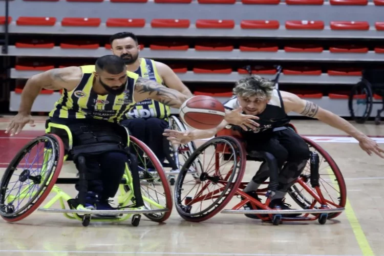 İzmir Büyükşehir ilk maçta Fenerbahçe'ye mağlup