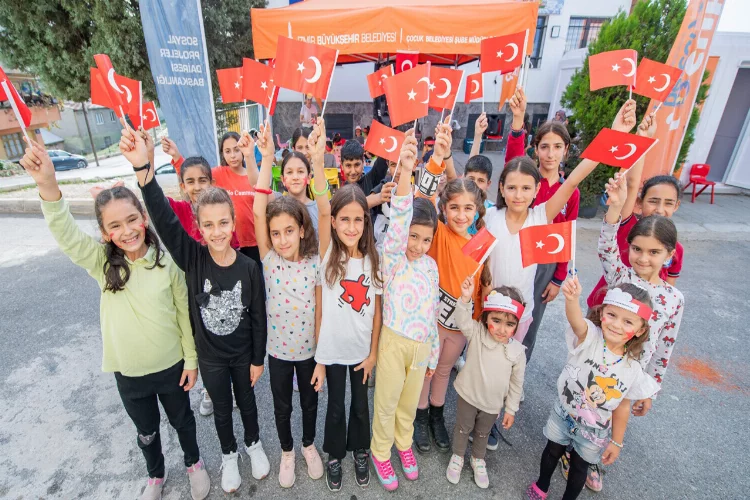 İzmir'de Cumhuriyet coşkusu etkinliklerle devam ediyor