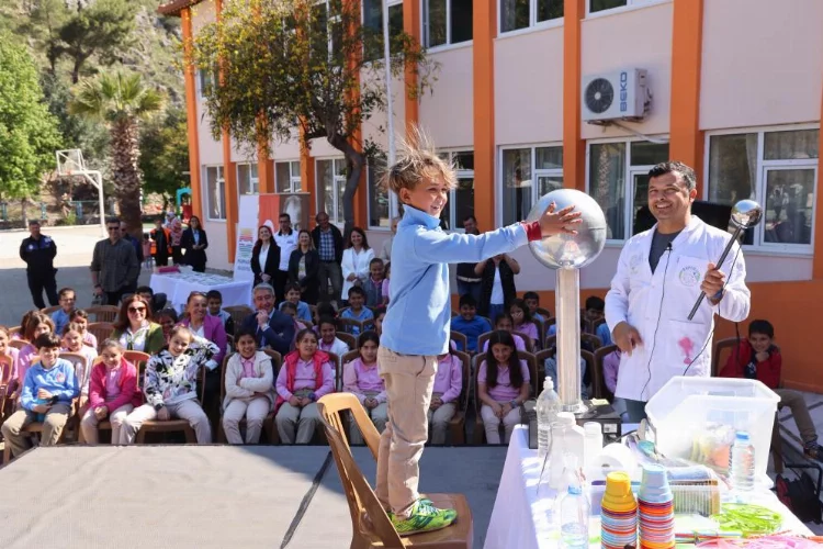 Eğlenceli bilim etkinlikleri Muğla'da çocuklarla tanıştı