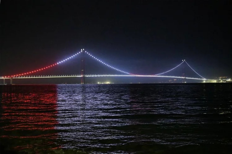 1915 Çanakkale Köprüsü Türk bayrağı renkleriyle aydınlatıldı