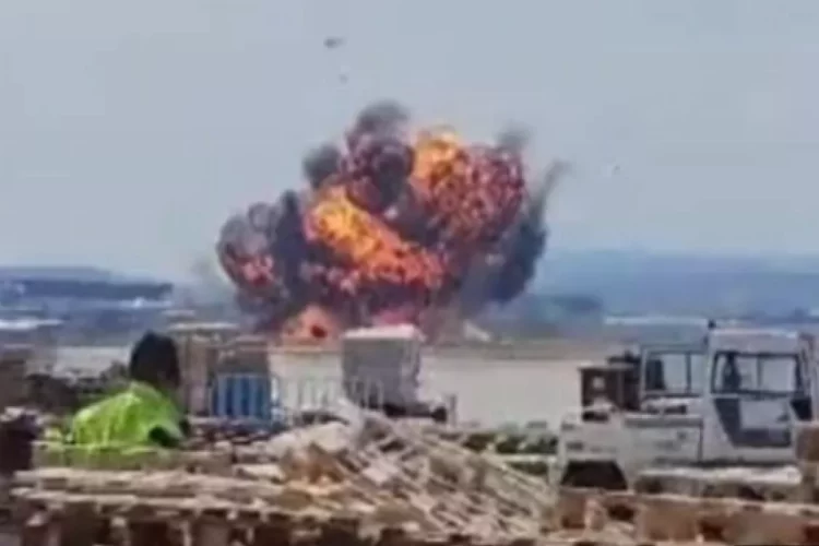 İspanya'da korkutan olay: Savaş uçağı otoyola düştü