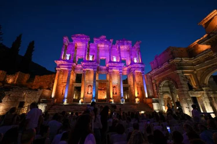 Işıklandırılan Efes Antik Kenti büyülüyor