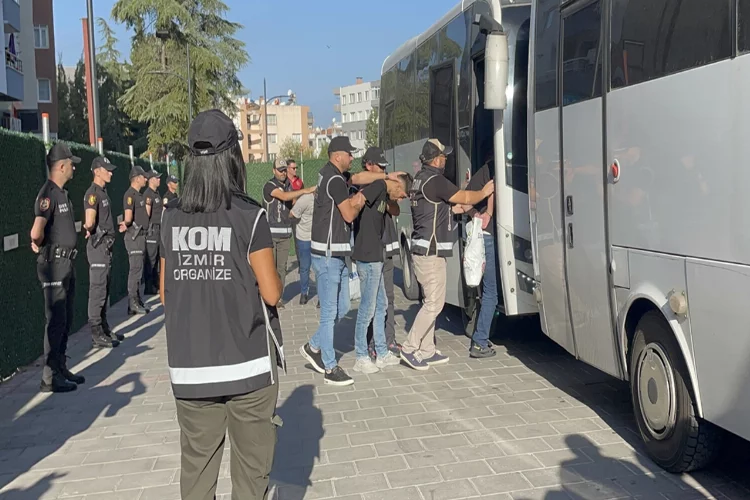 İzmir Adliyesi önünde çıkan silahlı kavgayla ilgili 20 şüpheli savcılıkta