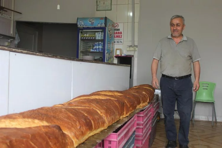 3 metre 80 santim uzunluğunda ekmek yapıldı