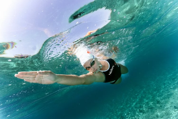 İzmirli okyanus kızı Bengisu Avcı hayallerinin peşinde adım adım: 15 saat aralıksız yüzecek!
