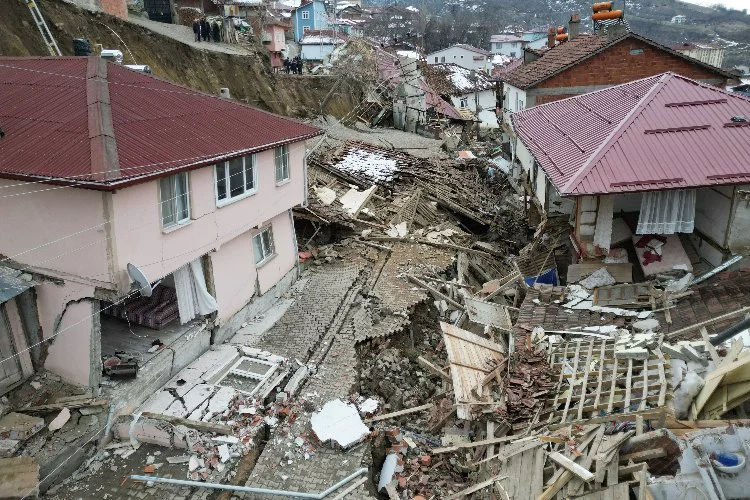 4 ev ve bir cami yıkıldı, köy halkı gözyaşları içinde izledi