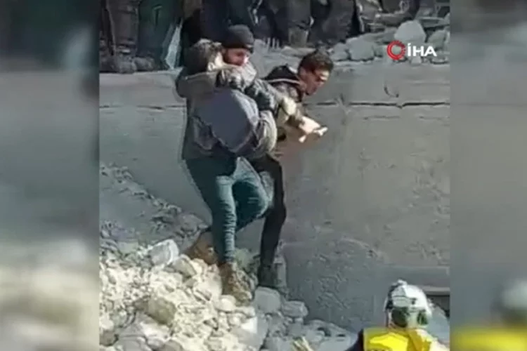 Suriye'de küçük çocuk enkazdan 30 saat sonra sağ olarak çıkarıldı