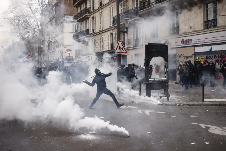 Fransa'da protestolar sürüyor: 27 gözaltı