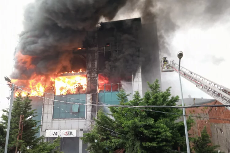 İstanbul'da 11 katlı binada yangın 
