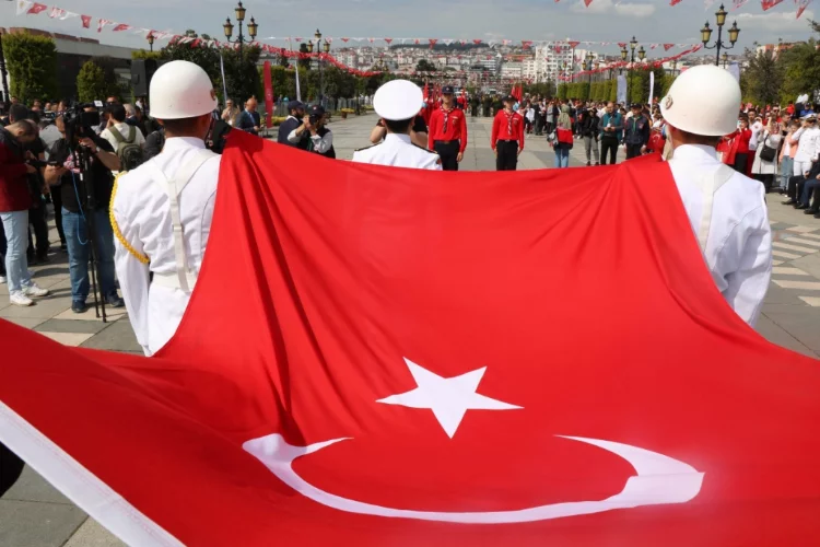 Türk bayrağının karaya çıkarılmasıyla kutlamalar başladı