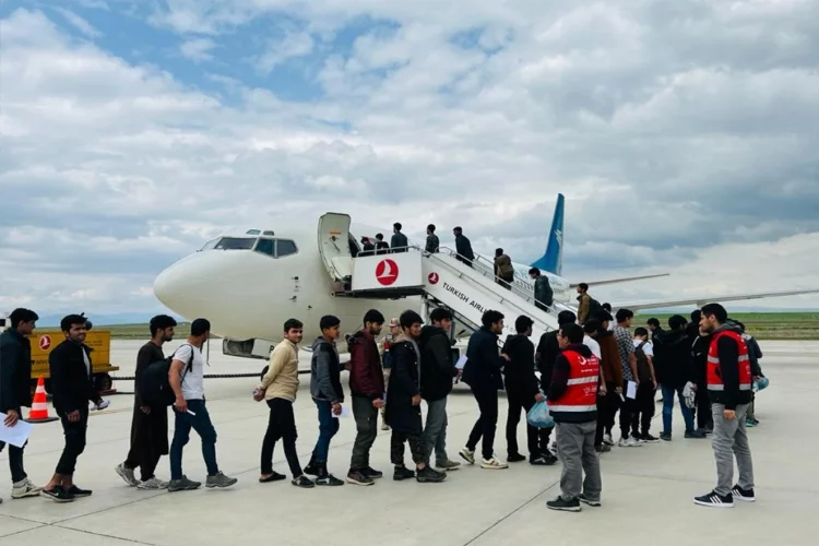 Ağrı'da 136 Afgan göçmen sınır dışı edildi