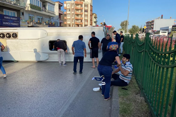 Antalya'da servis aracı otomobille çarpıştı