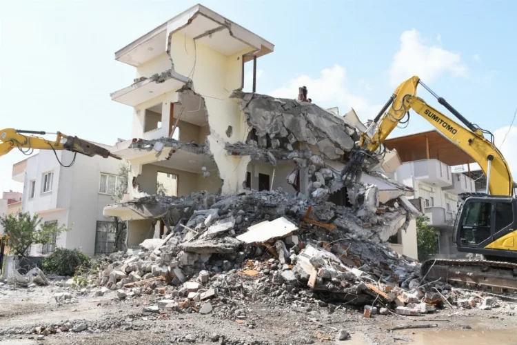 Depremde hasar alan evlerin moloz yığınları kaldırılıyor