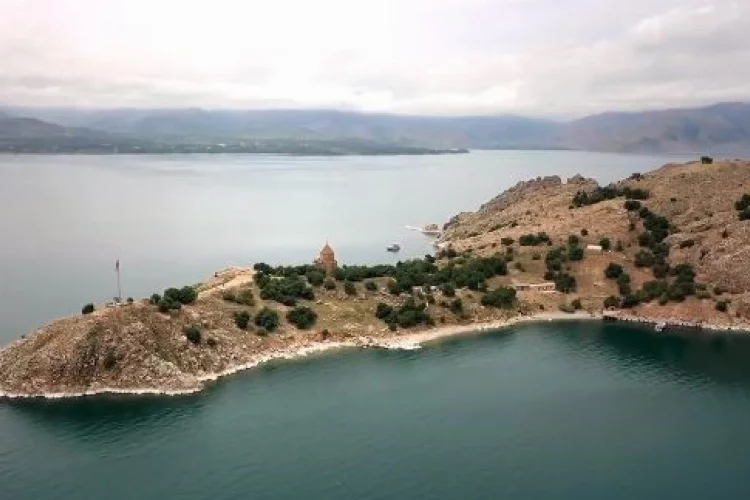 Bakan Özhaseki: Van Gölü'nü arındırıyoruz