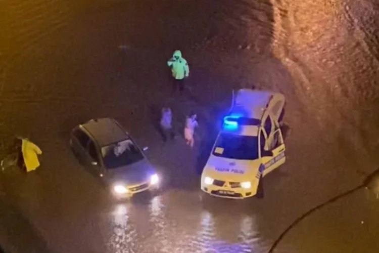 Şiddetli yağışlar Rize'de hayatı felç etti