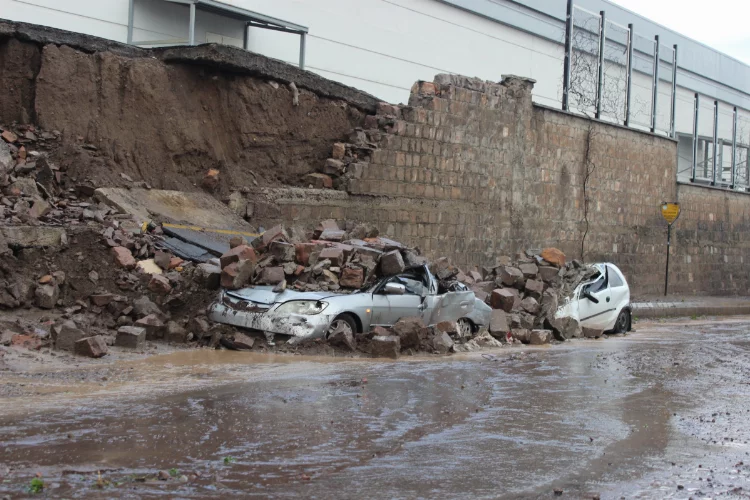 Selde fabrikanın duvarı yıkıldı: 4 araç hurdaya döndü