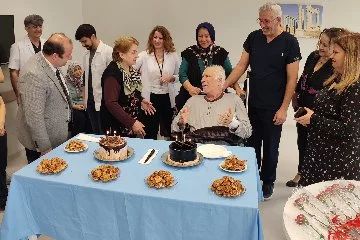 72 yaş pastasını hastanede üfledi