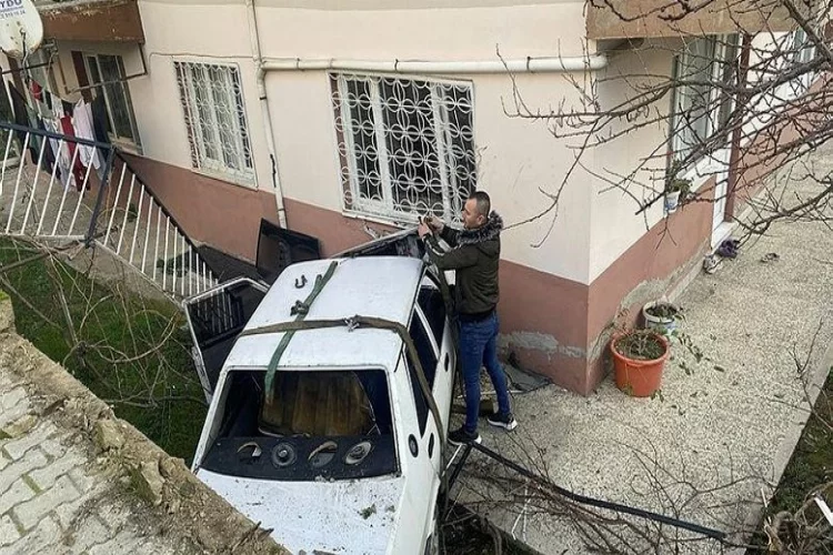 İzmir Tire'de yoldan çıkan otomobil bir apartmanın bahçesine düştü