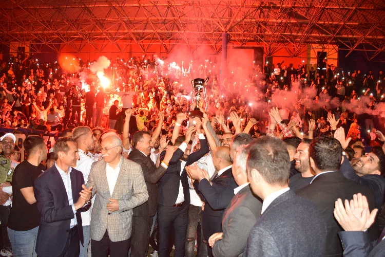 Mardinspor şampiyonluğu havai fişeklerle kutladı        