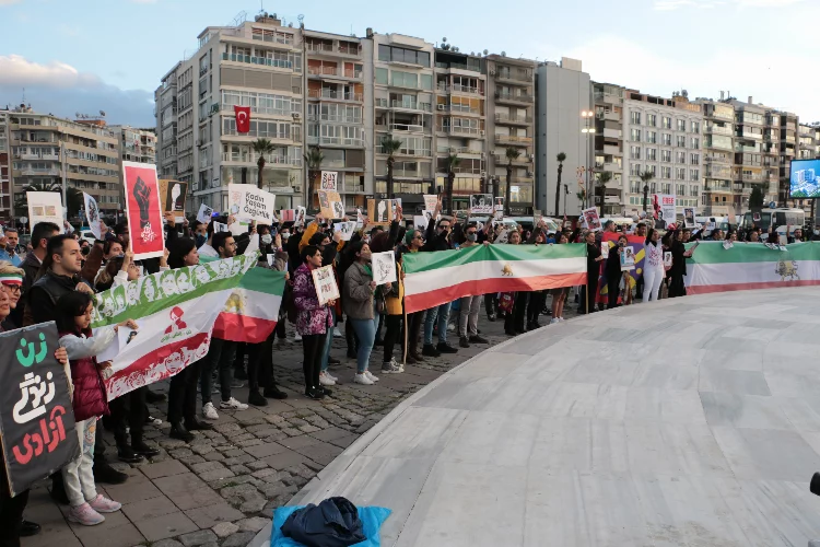 İzmir’de yaşayan İranlılar Gündoğdu’da bir araya geldi