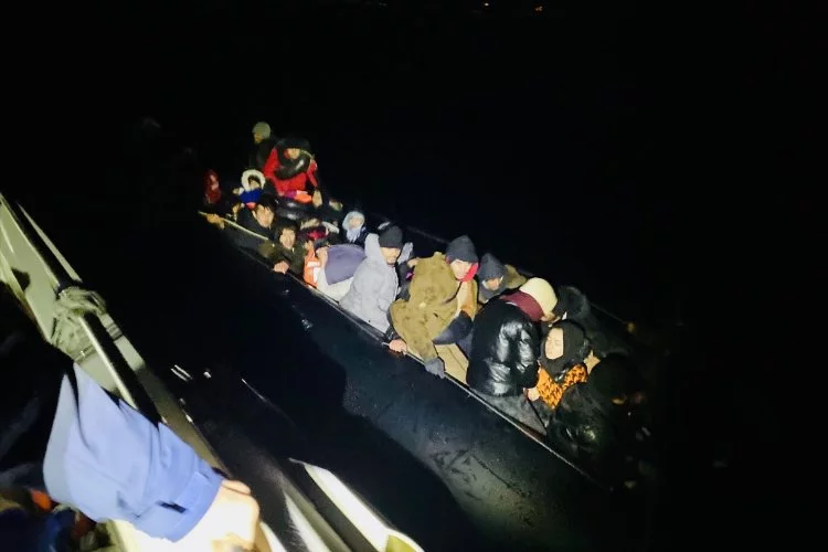 İzmir açıklarında 54 düzensiz göçmen yakalandı