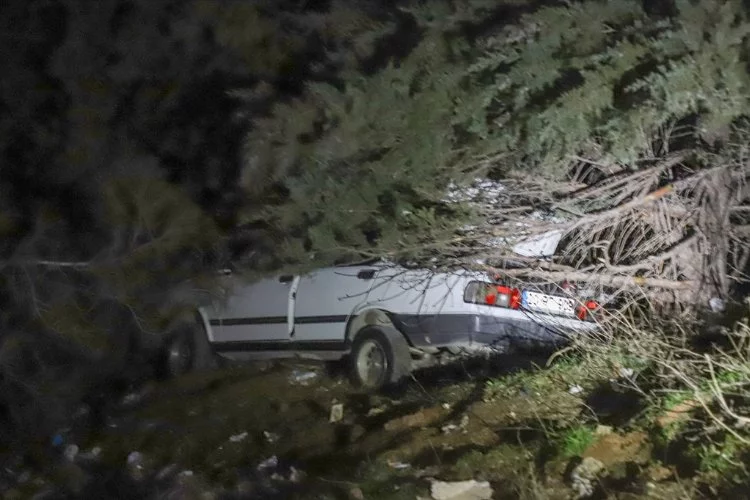 Denizli'de kaza: Otomobil uçuruma yuvarlandı