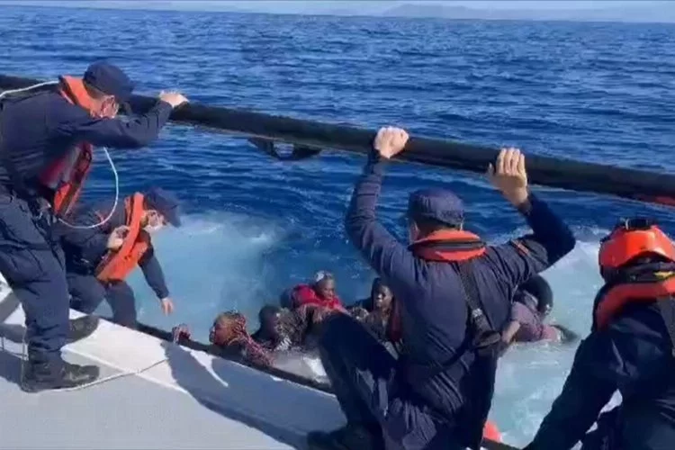 Yunanistan’ın geri ittiği can salı battı! 13 düzensiz göçmen kurtarıldı