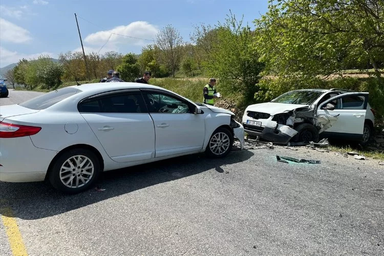 İzmir Ödemiş'te kaza: İki otomobil çarpıştı