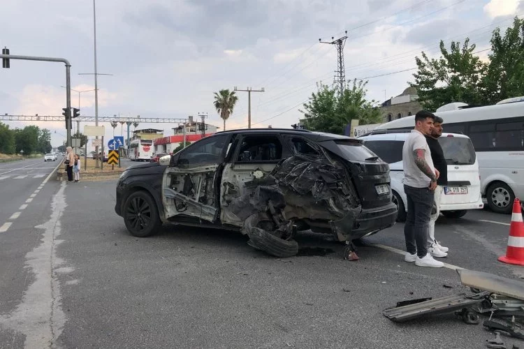 Aydın'da feci kaza! Nazilli'de otobüsün çarptığı otomobilin sürücüsü yaralandı