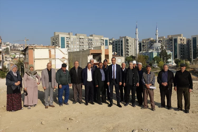 İzmir'deki Uzundere Kentsel Dönüşüm Platformu üyeleri, çözüm istedi