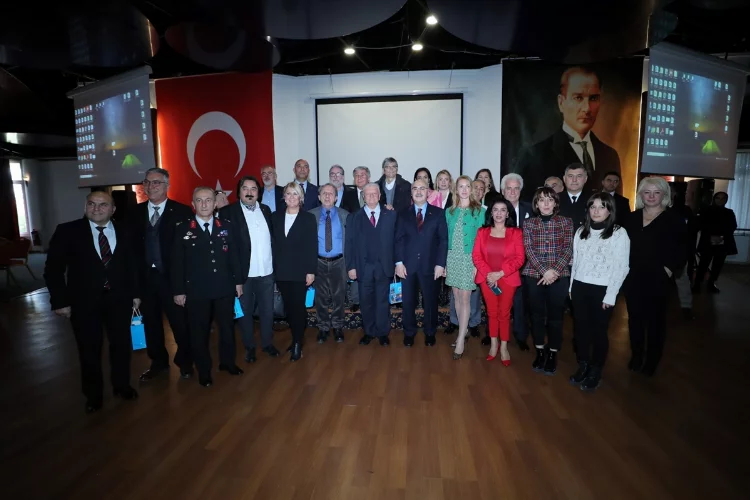 İzmir Valisi Yavuz Selim Köşger, 10 Ocak Çalışan Gazeteciler Günü'nü kutladı