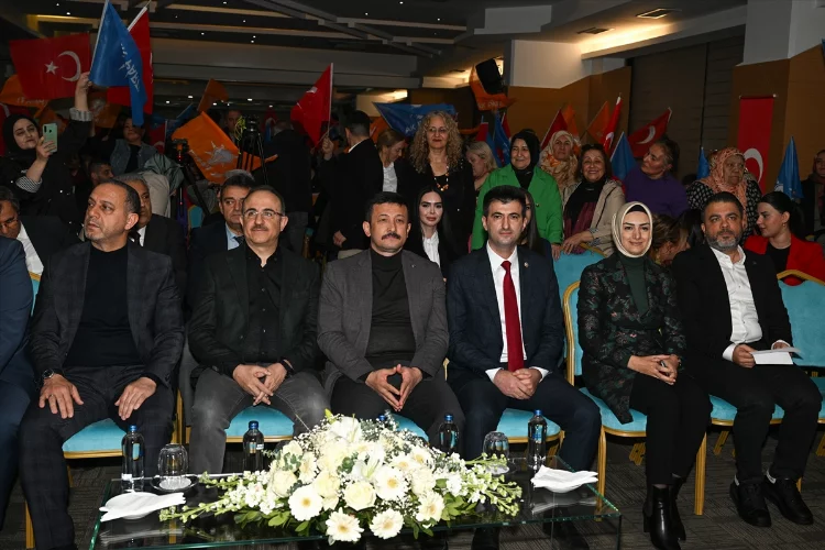 AK Parti'li Dağ, İzmir'de üye katılım töreninde konuştu