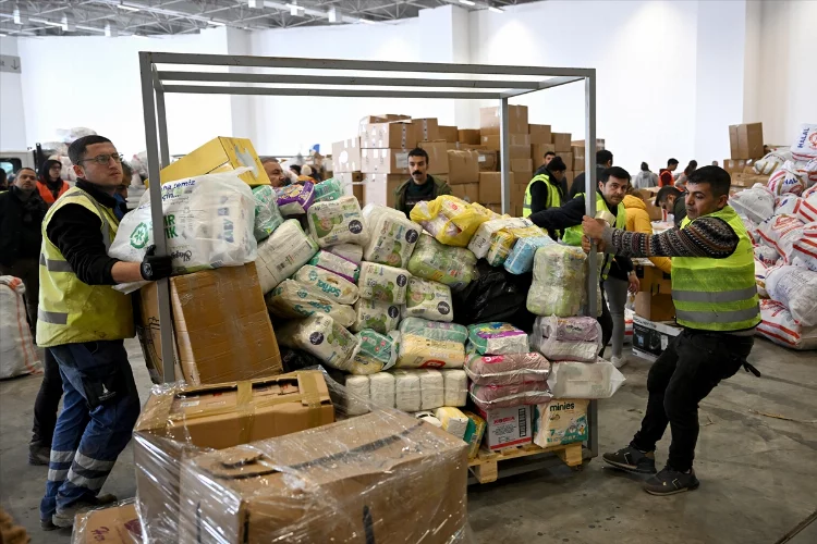 İzmir'den deprem bölgesine yardım malzemesi sevkiyatı sürüyor