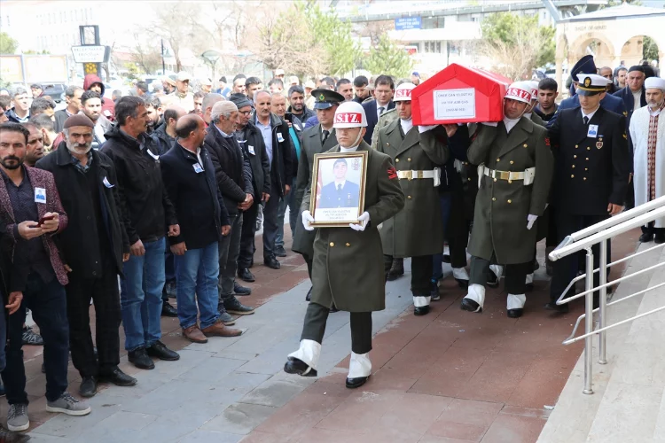 İzmir'de ölen astsubayın cenazesi Erzincan'da toprağa verildi