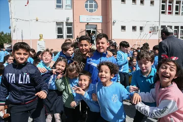İzmir'de öğrenciler ara tatil öncesi son derse girdi