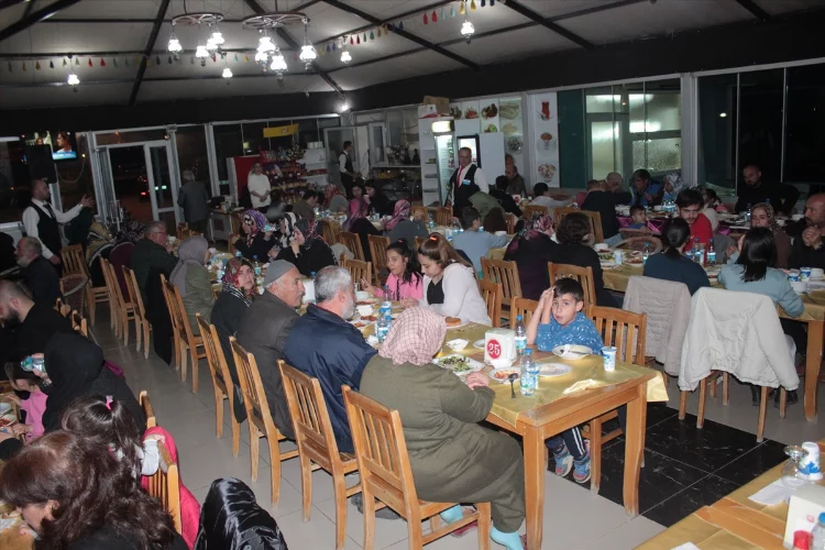Depremzedeler Kiraz'da iftar için buluştu