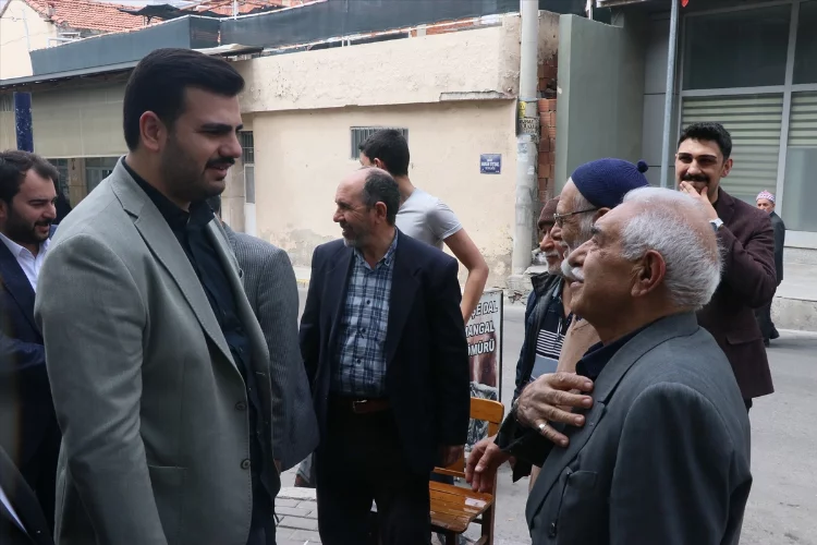 AK Parti'li Eyyüp Kadir İnan, İzmir'de esnaf ziyareti gerçekleştirdi