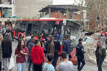 Bayraklı'da otobüs kazası: Çok sayıda yaralı var
