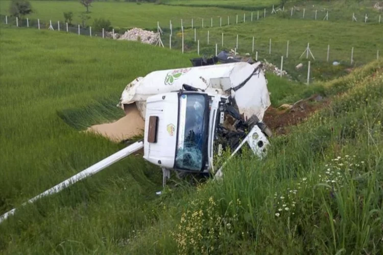 Uşak’ta yem tankeri devrildi: Sürücüsü yaralandı