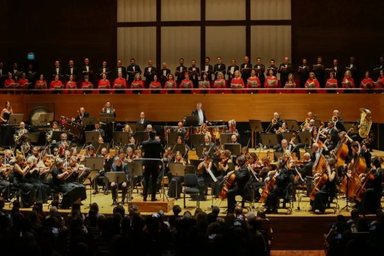 İzmir Devlet Senfoni Orkestrası konser verdi