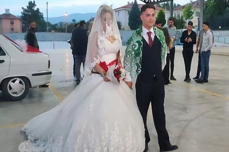 Depremde yakınlarını kaybeden genç kız Denizli’de evlendi