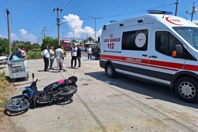 Manisa'da motosiklet tıra çarptı