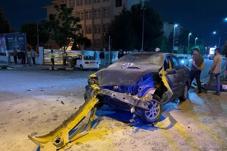 Manisa'da kaza: İki otomobil çarpıştı
