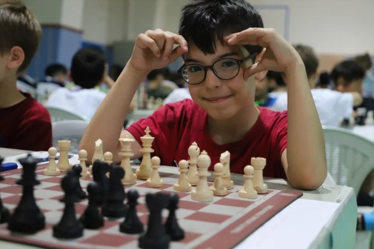 İzmir'de satranç müsabakaları başladı