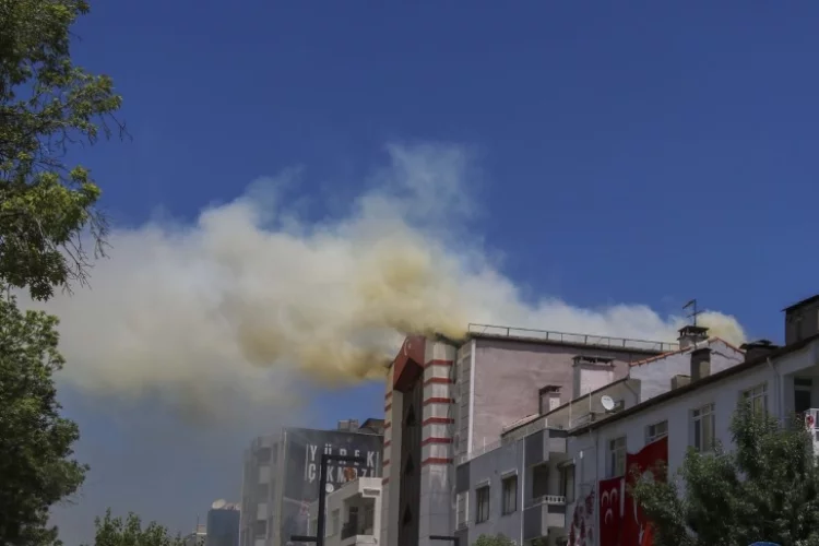 Uşak'ta iş merkezinin çatısında yangın çıktı