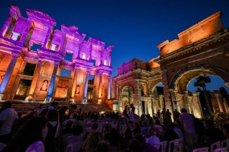 Efes Antik Kenti geceleri de ziyaretçi kabul ediyor
