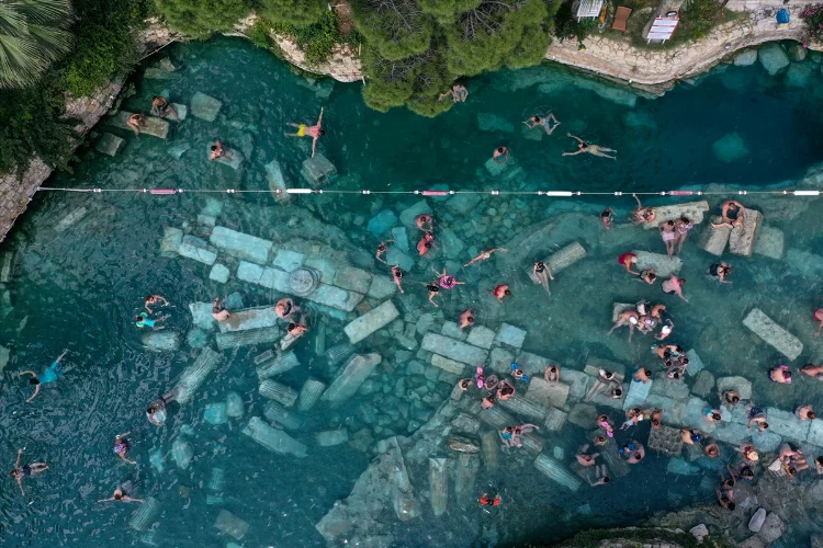 Pamukkale'deki antik termal havuzda bayram yoğunluğu