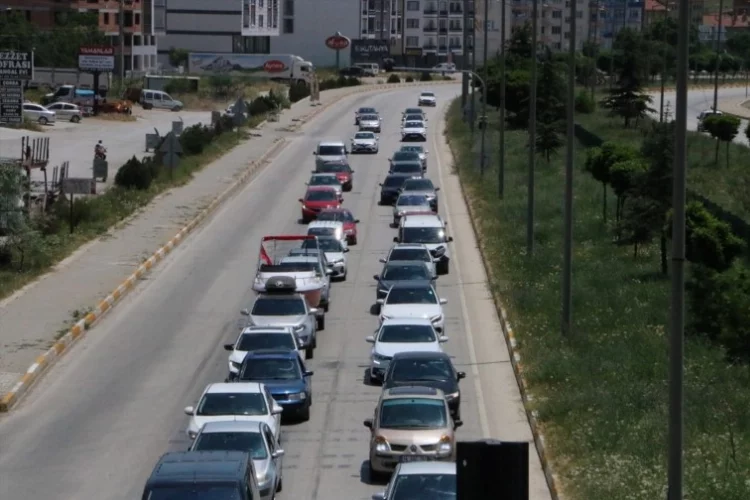 Afyonkarahisar'da trafik yoğunluğu sürüyor