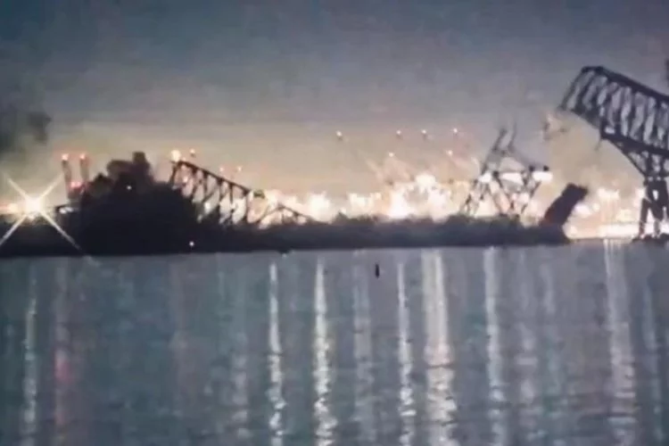 ABD’de kargo gemisi köprüye çarptı, çok sayıda araç suya düştü